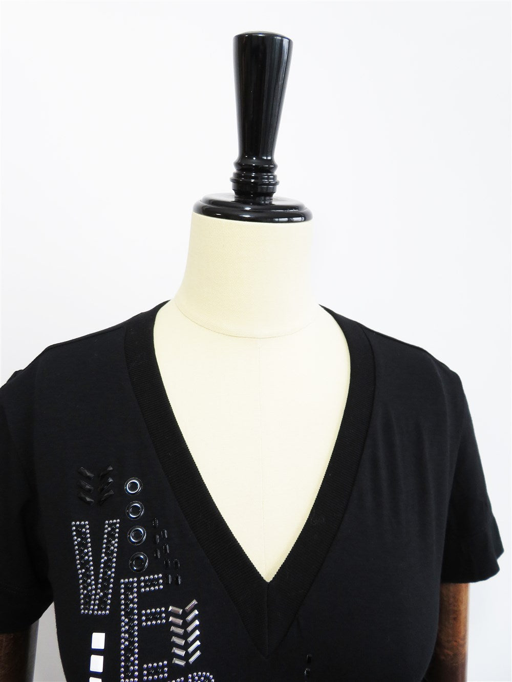 スパンコール装飾 Vネック Tシャツ