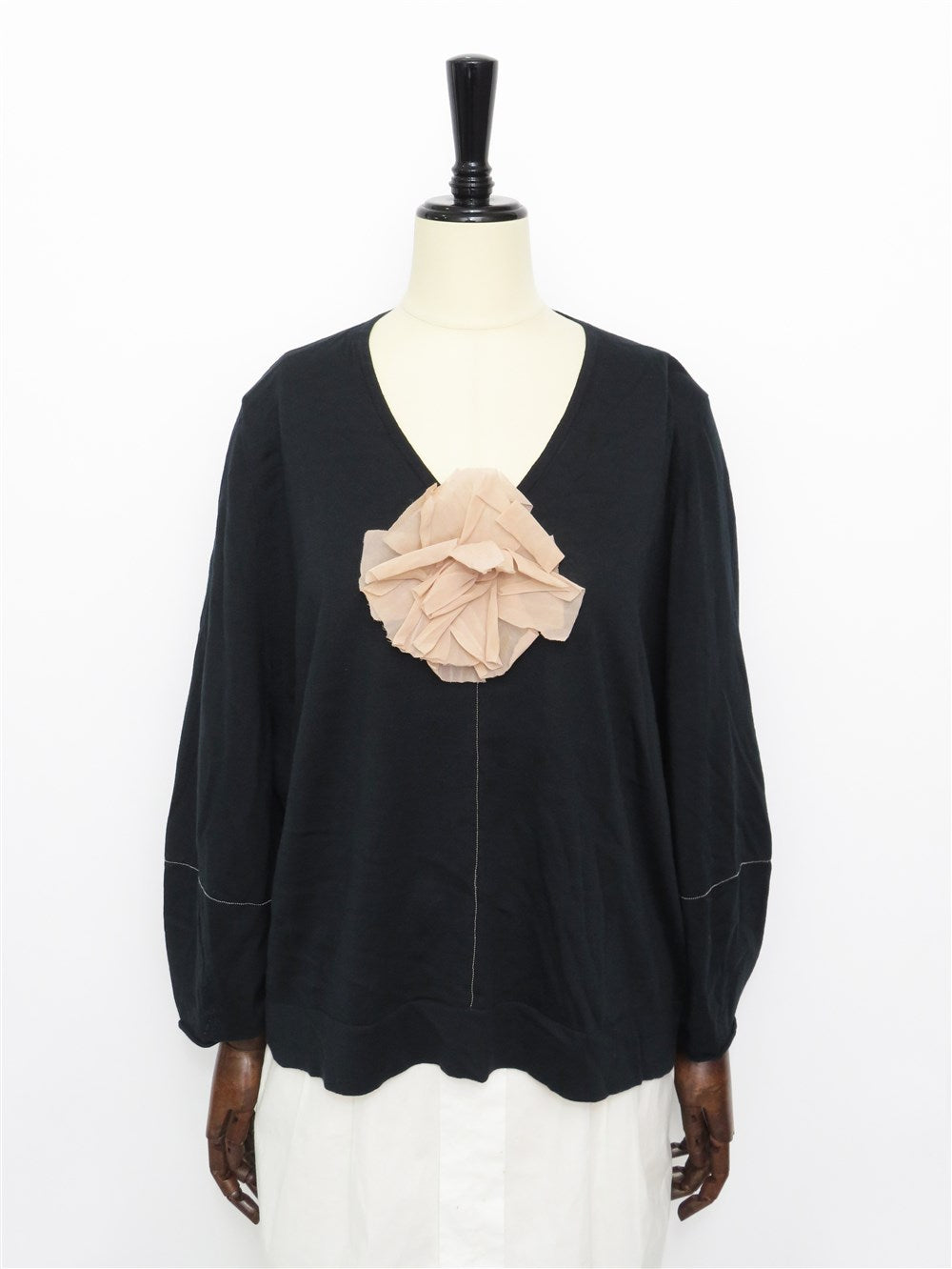 フラワーコサージュ付き Vネック プルーバー