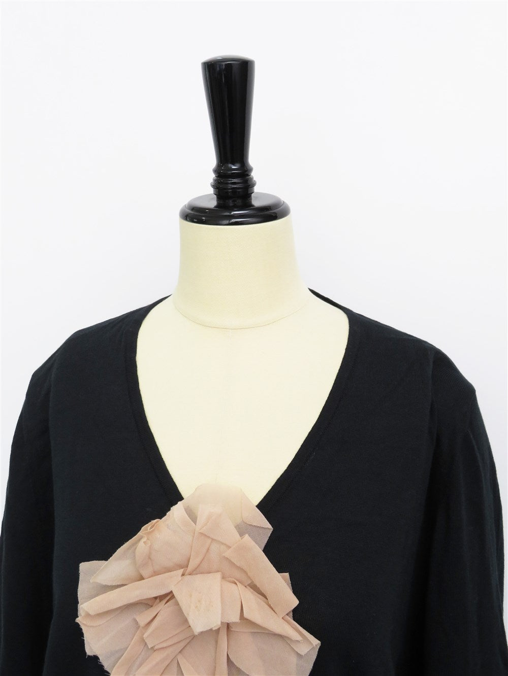 フラワーコサージュ付き Vネック プルーバー