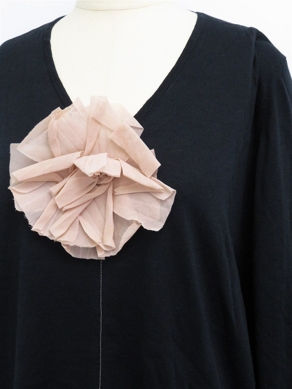 フラワーコサージュ付き Vネック プルーバー