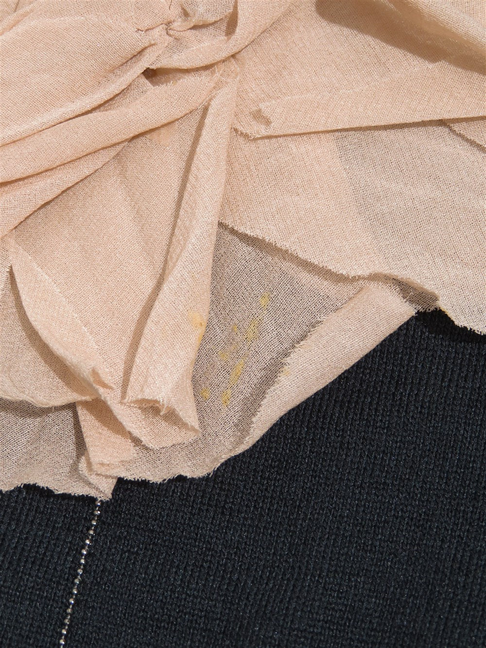 フラワーコサージュ付き Vネック プルーバー